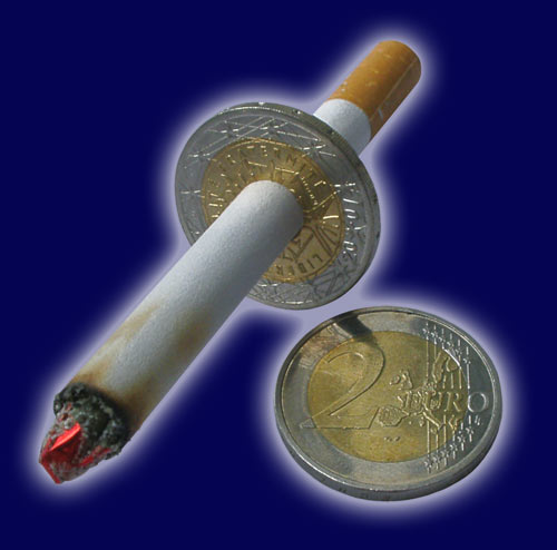 Zigarette (Bleistift) durch Münze (Zwei-Eurostück)