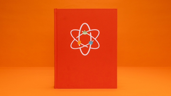 Oranges Buch mit physikalisch drehenden Elemten